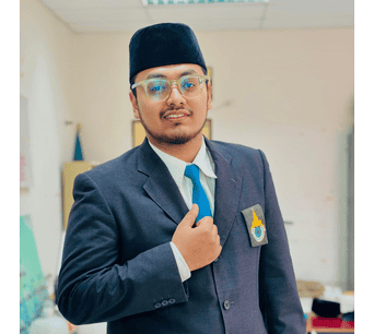 ภาพนักศึกษาชายในชุดเครื่องแบบนักเรียนอิสลามและอาหรับศึกษา มนร. ยืนในห้องเรียนพร้อมรอยยิ้มและความมั่นใจ.