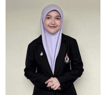 ภาพของนักศึกษาหญิงในชุดทางการสวมฮิญาบสีขาวและเสื้อสูทดำ แสดงความภาคภูมิใจในวัฒนธรรมอิสลามและการศึกษาในสถาบันอิสลามและอาหรับศึกษา มนร.