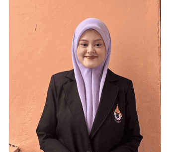 ภาพหญิงนักศึกษาสวมชุดทางการศึกษาและผ้าคลุมหัวสีม่วงอ่อน ยืนอยู่หน้าผนังสีพีชในบรรยากาศการเรียนรู้ที่เป็นมืออาชีพ.