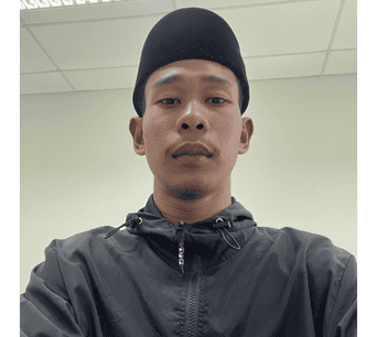 ภาพของนักศึกษาหนุ่มในชุดนักศึกษาและหมวกอิสลามที่สถาบันอิสลามและอาหรับศึกษา มนร. แสดงให้เห็นความมุ่งมั่นในการเรียนรู้ภาษาและวัฒนธรรมอิสลามและอาหรับ.