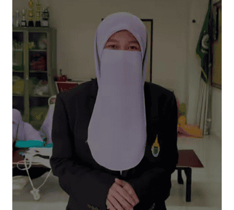 ภาพของนักเรียนหญิงในชุดฮิญาบและหน้ากากอนามัยในห้องเรียนสถาบันอิสลามและอาหรับศึกษา มนร. เน้นการเรียนรู้ด้านภาษาและวัฒนธรรมอิสลามและอาหรับศึกษาในประเทศไทย.