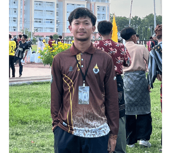 ภาพนักศึกษาสถาบันอิสลามและอาหรับศึกษา มนร. ยืนถ่ายภาพกลางแจ้งในงานกิจกรรมของมหาวิทยาลัย.