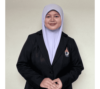 หญิงนักศึกษาสวมเสื้อผ้าทางการและผ้าคลุมหัว ยืนถ่ายภาพในห้องเรียนหรือสำนักงานของสถาบันอิสลามและอาหรับศึกษา มนร.