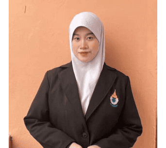 ภาพของนักศึกษาหญิงในชุดทางการของสถาบันอิสลามและอาหรับศึกษา มนร. สวมเสื้อสูทและผ้าคลุมหัวสีขาว ยืนอยู่บนพื้นหลังสีพีชอ่อน.