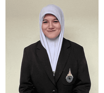 หญิงสาวในชุดทางการและผ้าคลุมหัวสีขาว ยิ้มแย้มในภาพถ่าย.