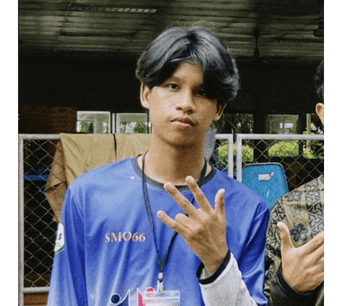 ภาพของนักศึกษาสถาบันอิสลามและอาหรับศึกษา มนร. สวมเสื้อกีฬาและเครื่องประดับในบรรยากาศภายในอาคารเรียนหรือกิจกรรมทางการศึกษา.
