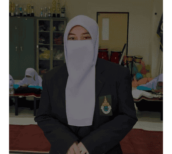 นักศึกษา สถาบันอิสลามและอาหรับศึกษา มนร. ใส่หน้ากากและเครื่องแบบสีดำ.