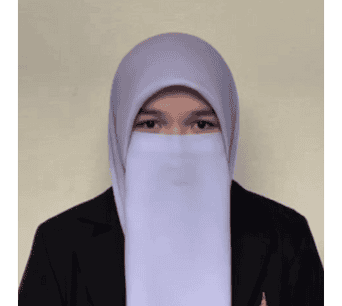 ผู้หญิงสวมผ้าคลุมหน้าและหน้ากากอนามัยในชุดทางการศึกษา.