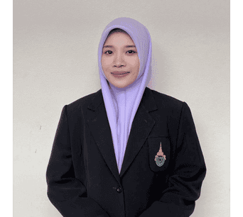 ภาพหญิงนักศึกษาสวมเสื้อผ้าทางการและผ้าคลุมหัวสีม่วงอ่อน ยืนอยู่บนพื้นหลังสีขาว แสดงความเป็นมืออาชีพและความภาคภูมิใจในสาขาวิชาศึกษาอิสลามและอาหรับศึกษา.