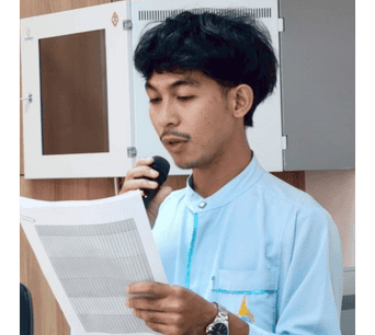 นักศึกษากำลังอ่านหนังสือและศึกษาวิชาภาษาอาหรับในห้องเรียนของสถาบันอิสลามและอาหรับศึกษา มนร. เพื่อเสริมสร้างความรู้ด้านภาษาและวัฒนธรรมอิสลาม.