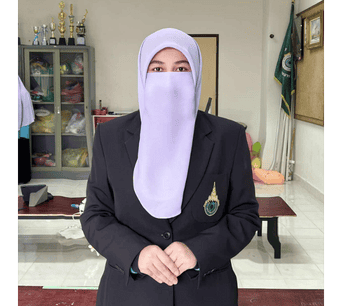 นักศึกษาหญิงสวมชุดยูนิฟอร์มและผ้าคลุมหน้าในห้องเรียน สถาบันอิสลามและอาหรับศึกษา มนร. เน้นการศึกษาอิสลามและภาษาอาหรับเพื่อพัฒนาทักษะด้านศาสนาและวัฒนธรรม.